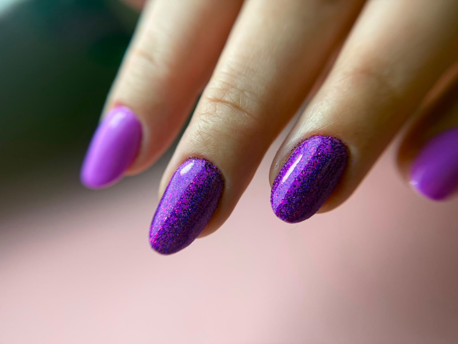 Paarse glitter gelnagels in amandelvorm