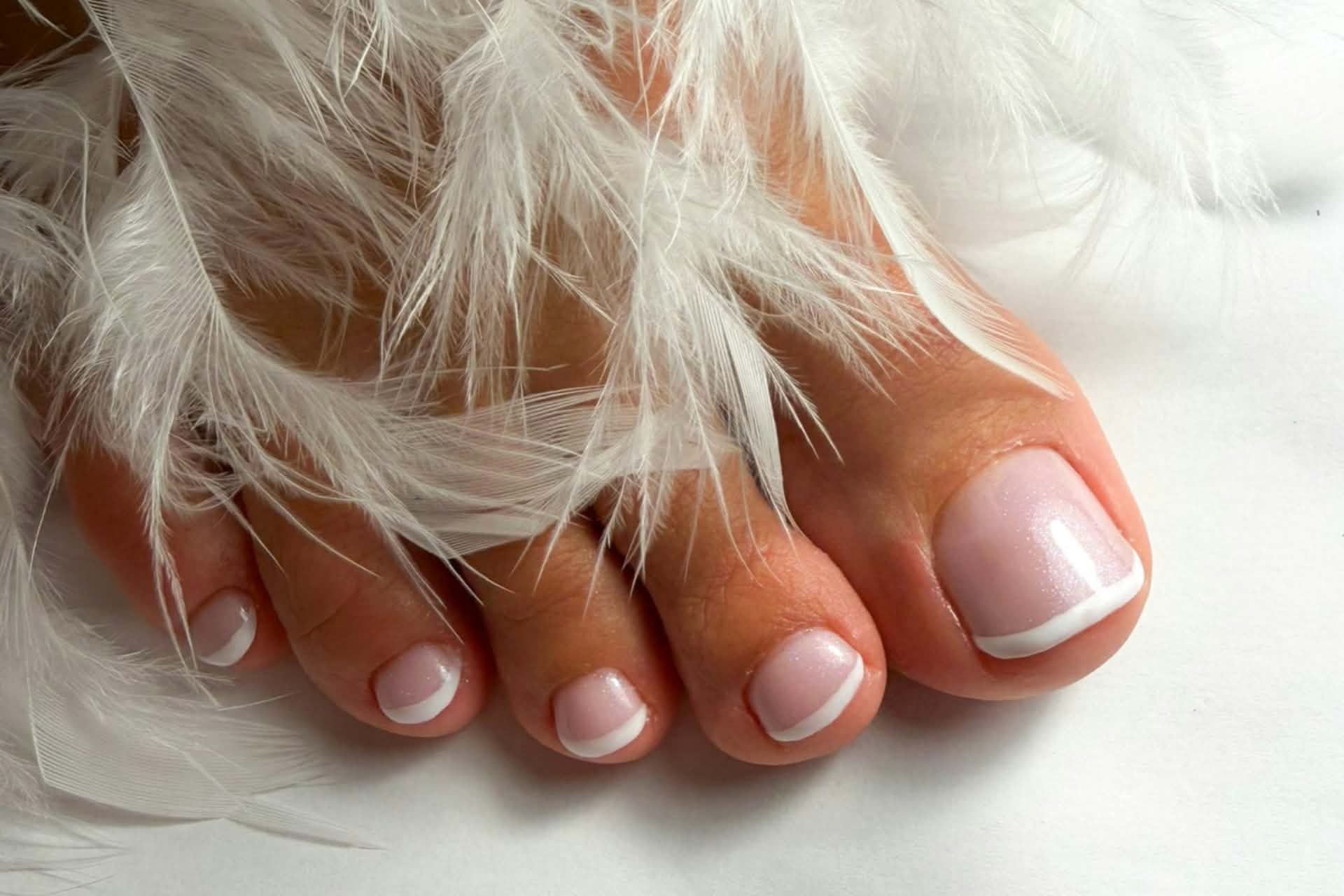 French pedicure tussen witte veren