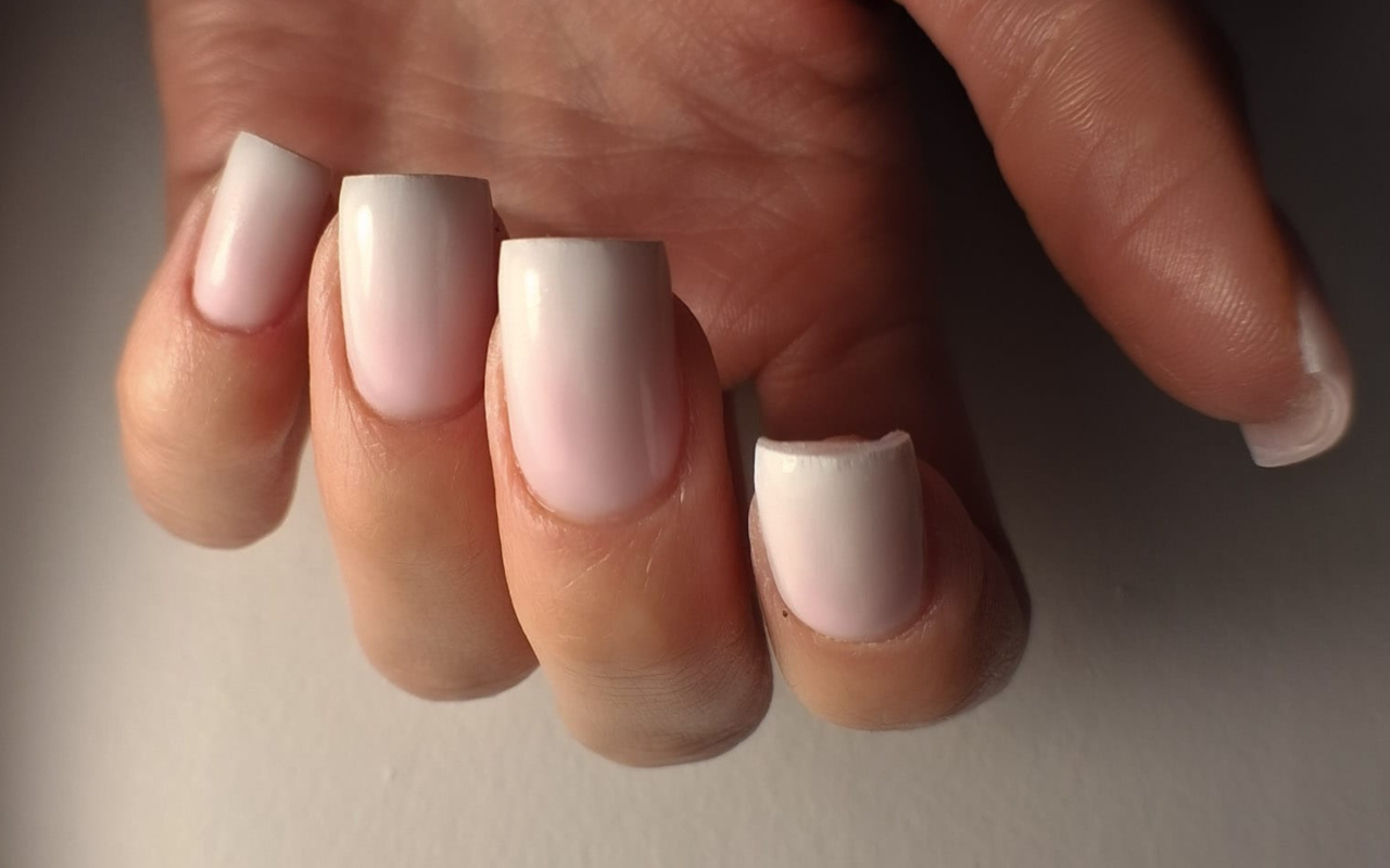Witte nagels met een verloop naar naturel