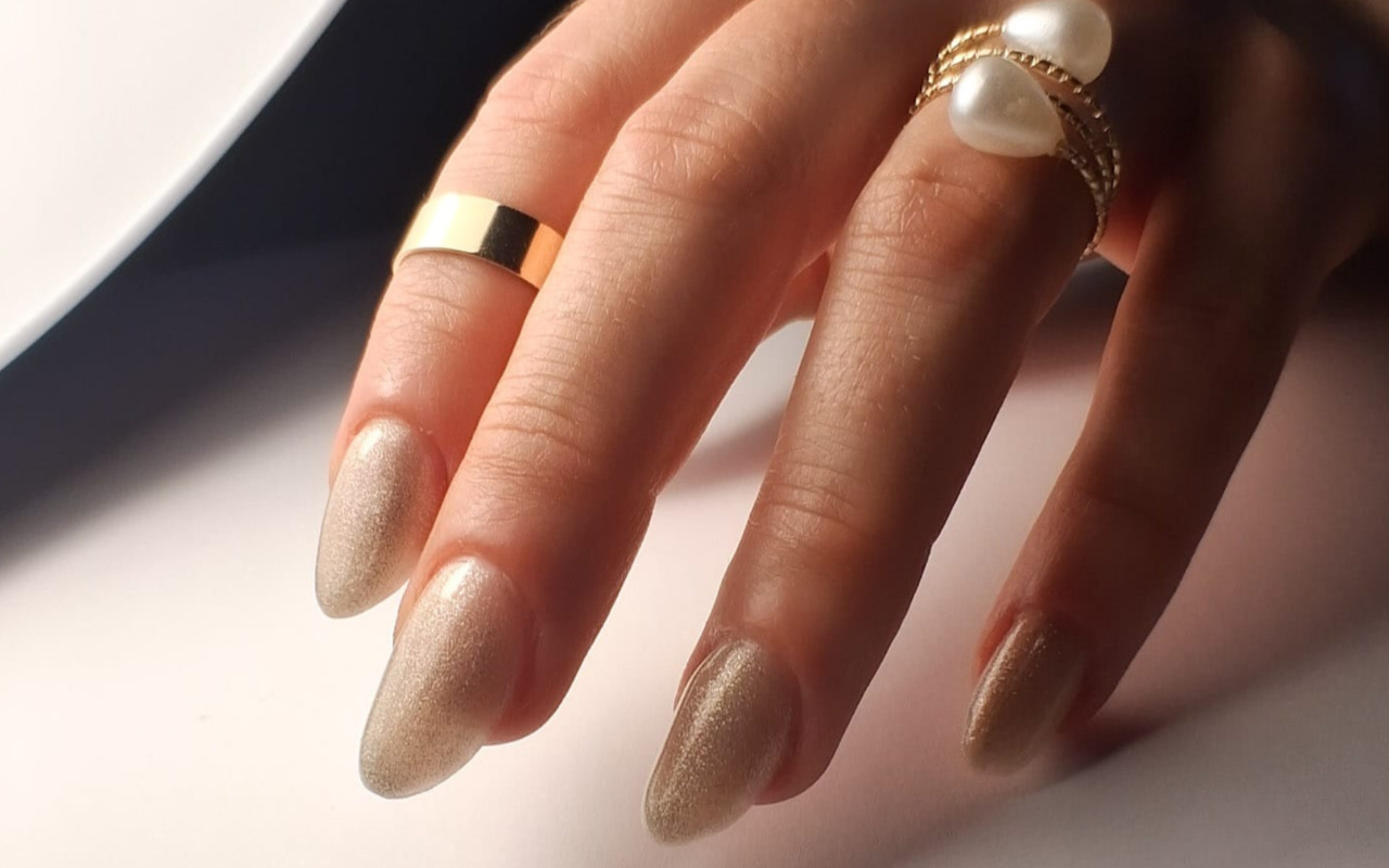 Nagels met gouden glans en ringen