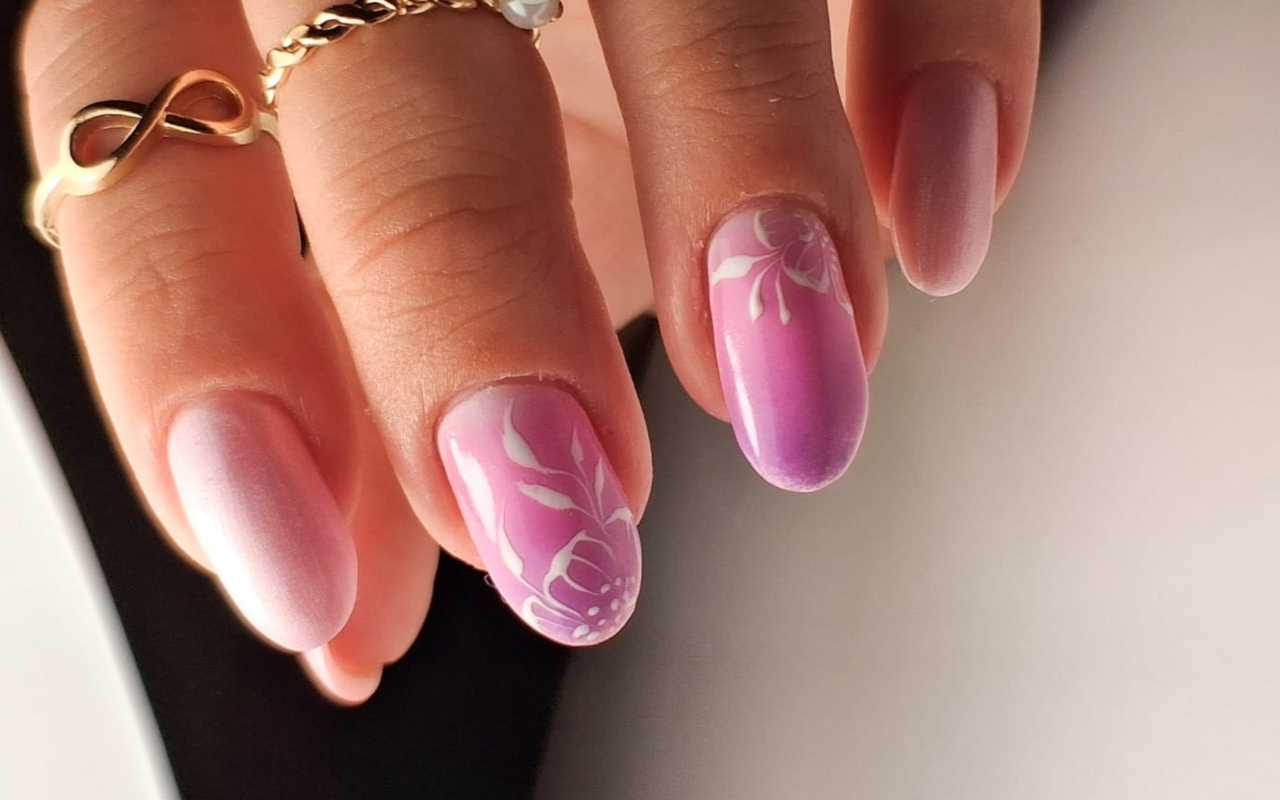 Lila nagels met roze bloemen nail art