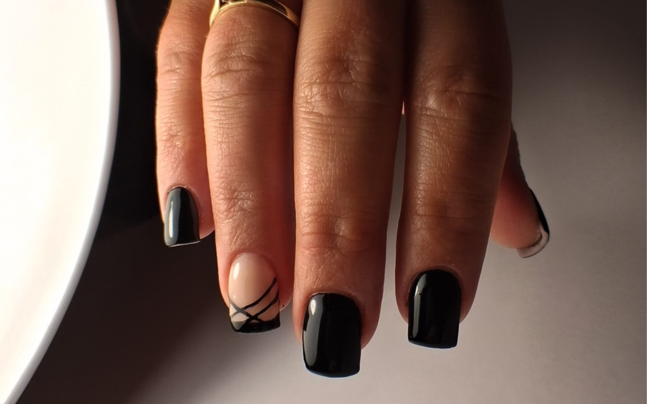 Zwarte nagels met fijne lijntjes