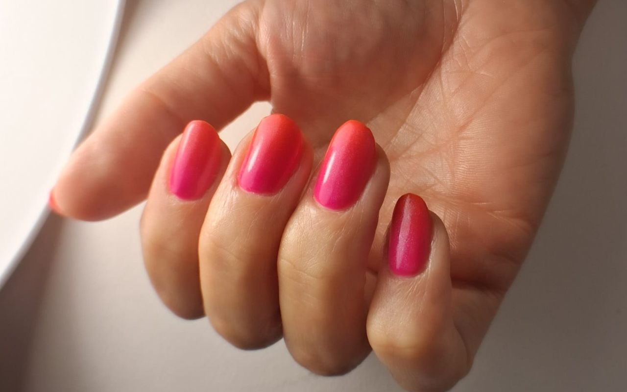 Korte felroze nagels