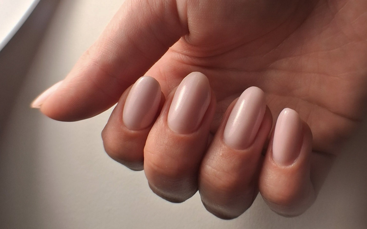 Korte nude nagels met gel