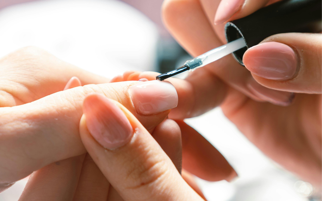 Toplaag wordt aangebracht op naturel gelakte nagels