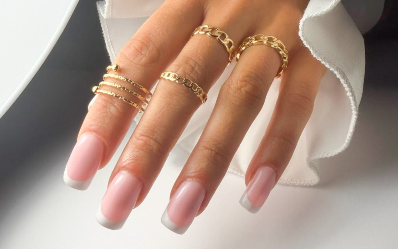 Naturel nagels met gouden kettingringen