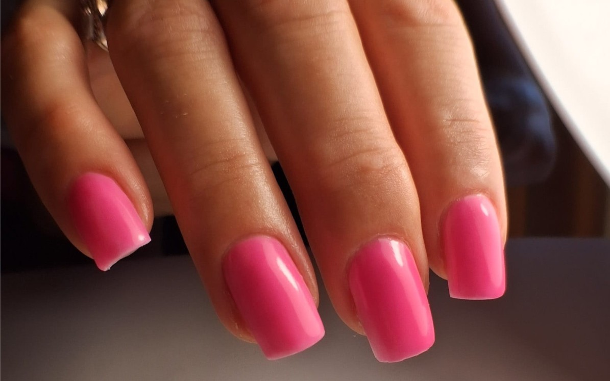 Roze gelakte nagels
